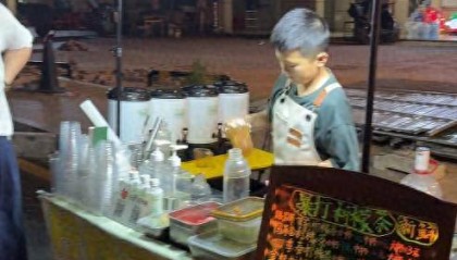 11岁小学生暑期摆摊卖奶茶月入4000元！母亲回应