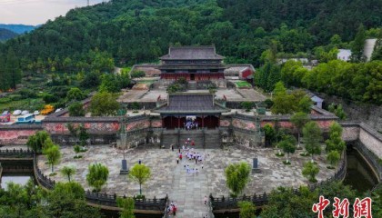 海外校友子女探访玉虚宫 感受武当文化