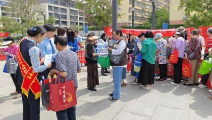 民生银行西安长安区支行积极开展“打击非法金融·守护百姓‘钱袋子’”主题金融知识宣传活动