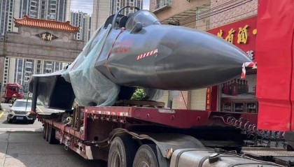 货车拉着战斗机进村？顺德北滘：歼-16模型机，国防教育用