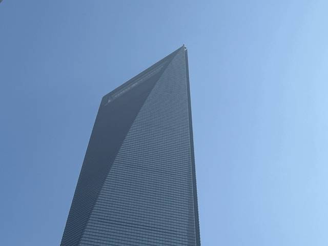 高层冒出白色烟雾，上海环球金融中心疑似着火？系排放蒸汽，2017年已辟谣过
