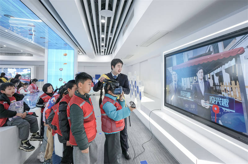 建设银行湖北省分行以“授课＋参观＋采访”形式普及金融知识