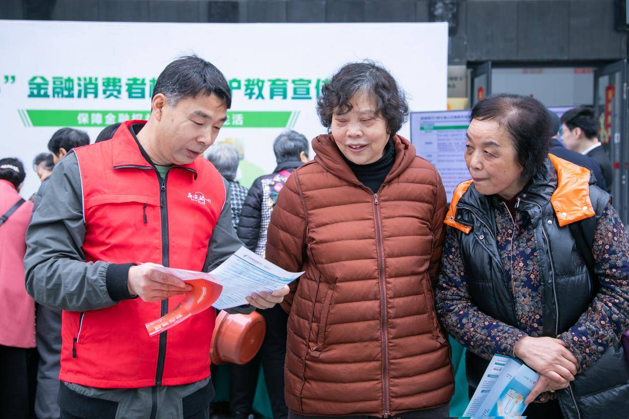 权益守护在行动 金融服务润民心——邮储银行湖北省分行开展3·15金融消保教育宣传进社区活动