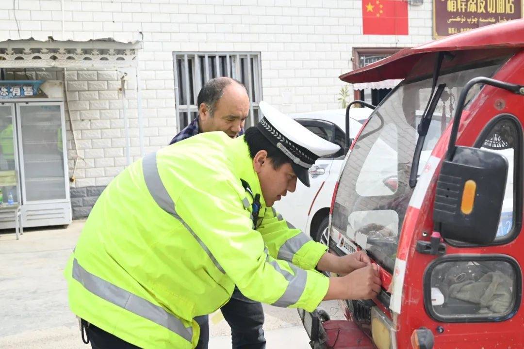 轮台公安：整治+宣传+服务 筑牢农村道路交通安全网