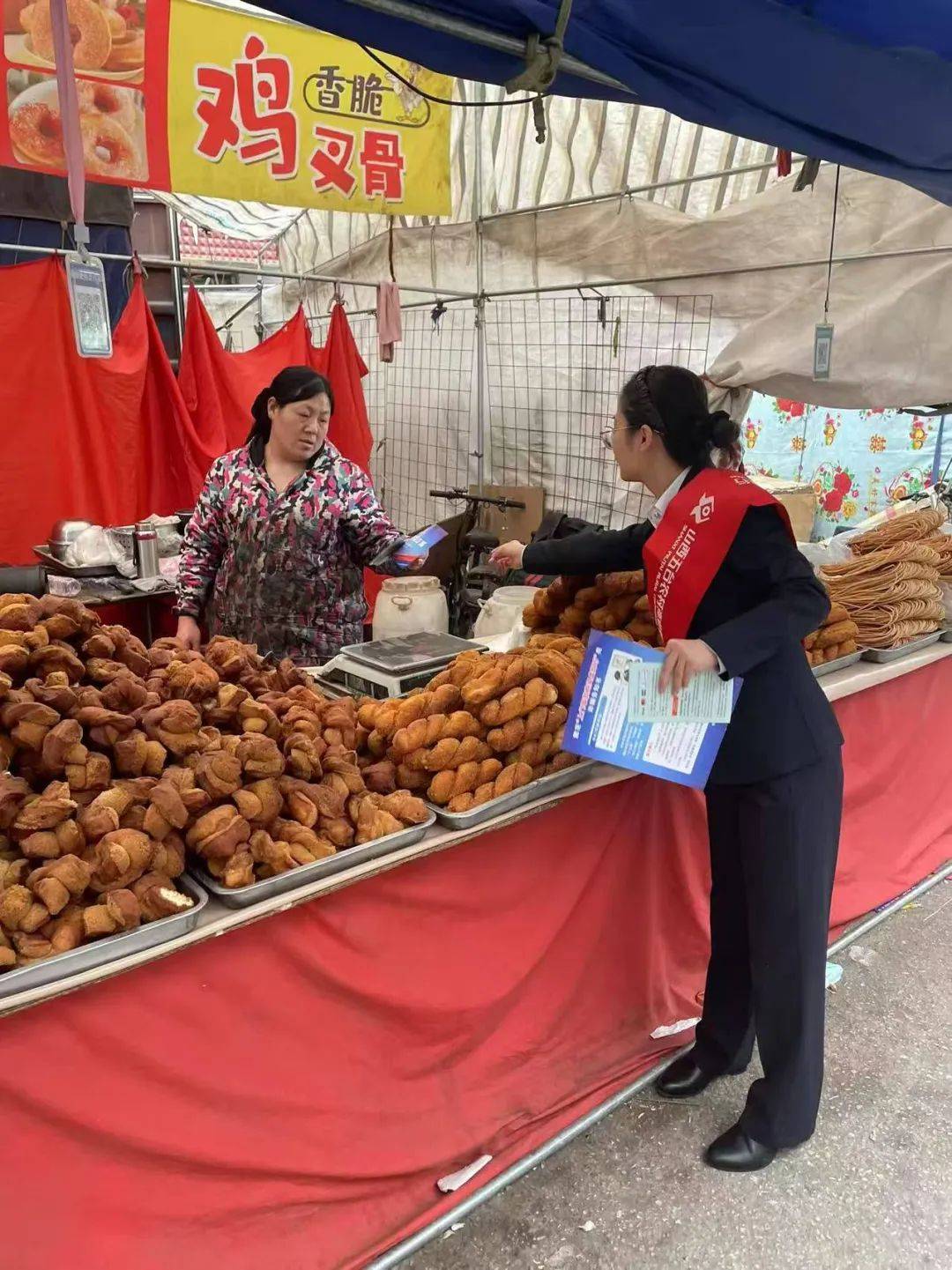 【金融服务】五台农商银行沱阳支行：宣传推广进庙会 金融服务送上门