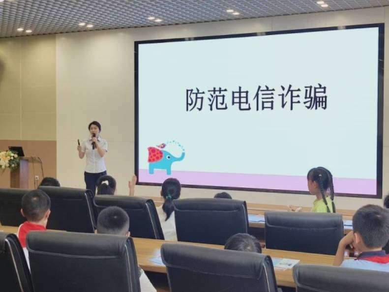 成都银行金融课堂“五进入” 为“一老一少一新”筑牢金融防火墙