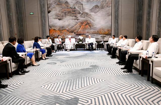 吉林省委书记、省长会见“人民艺术家”田华