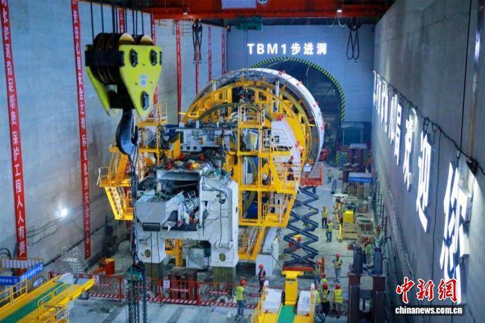 湖北宜昌:国产最大直径敞开式硬岩掘进机始发