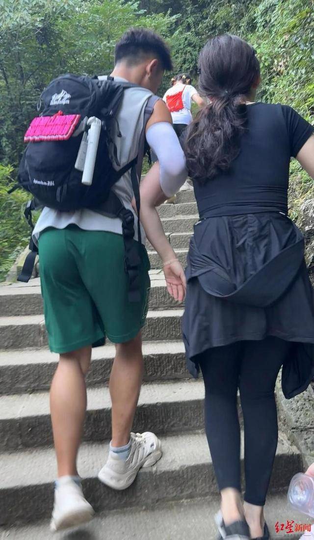 揭秘峨眉山陪爬团队:已陪爬千名游客九成为女性,不会主动拉背扛抱,主要保障安全