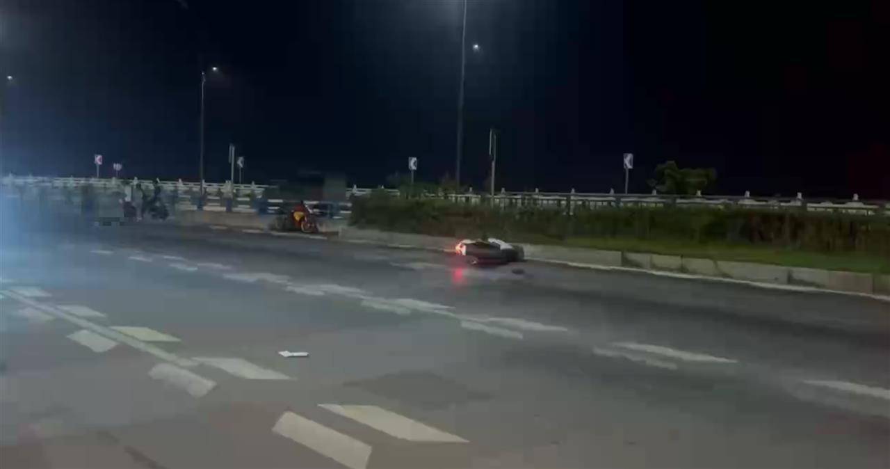 重庆江北一摩托车凌晨发生车祸,车上两人当场身亡,居民:经常有摩托车从这条路经过