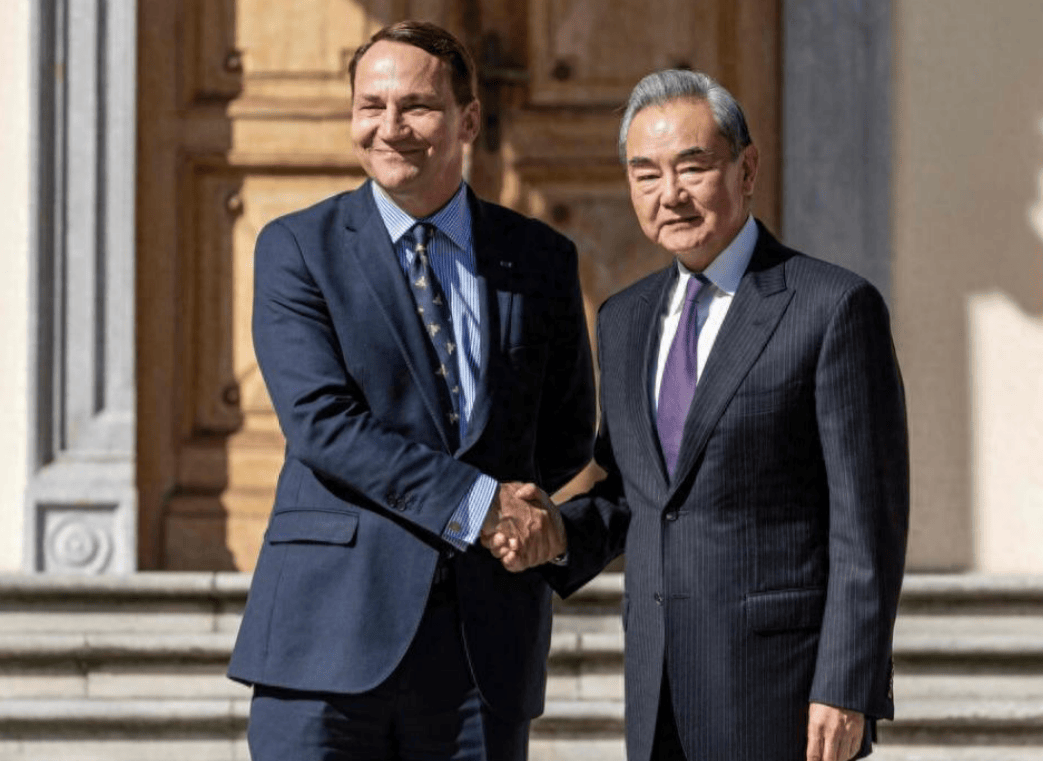 波兰外长向王毅解释,为何切断中欧贸易通道,顺带还告了俄罗斯一状