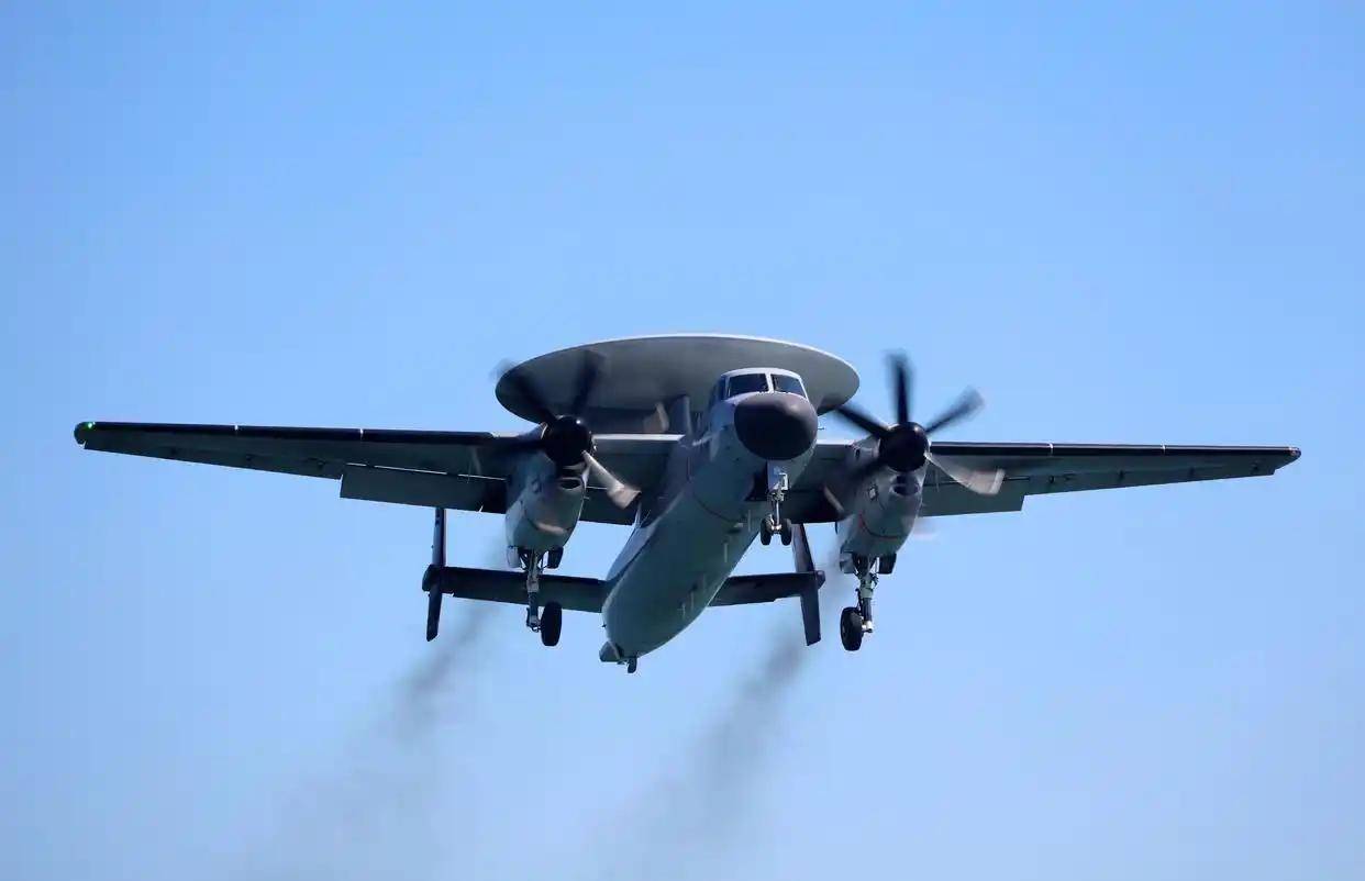 现场高清大图！一起感受舰载机弹射起飞“首秀”震撼瞬间