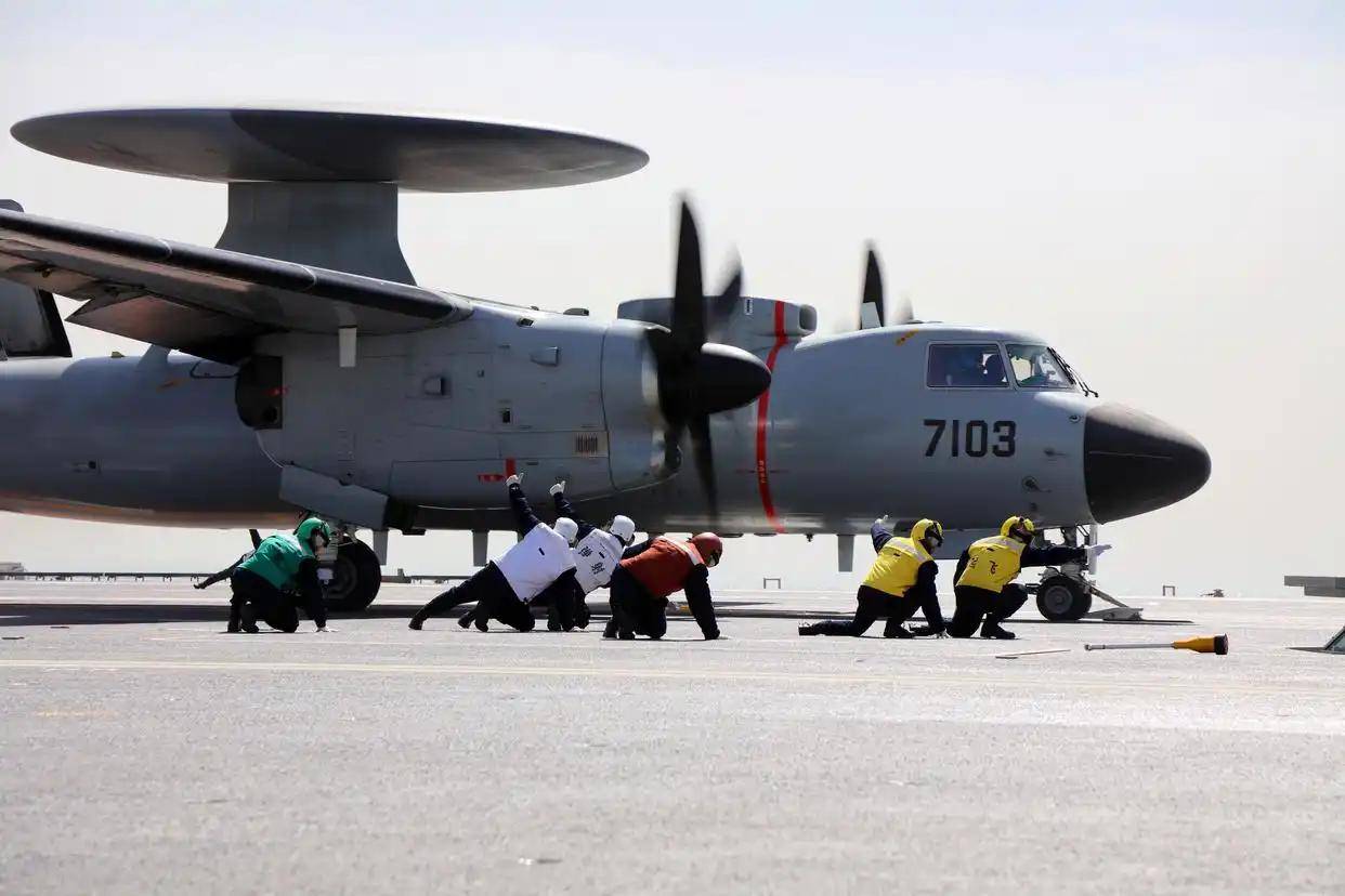 现场高清大图！一起感受舰载机弹射起飞“首秀”震撼瞬间