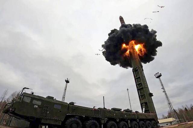 特朗普取消会晤转向制裁,普京不忍了,用洲际导弹发出最强警告